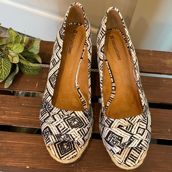 New! Wedged Open Toe Naturalizer Slip On Heels - Picture 2 of 7